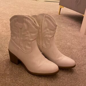 Cutest boots!! Worn once!
